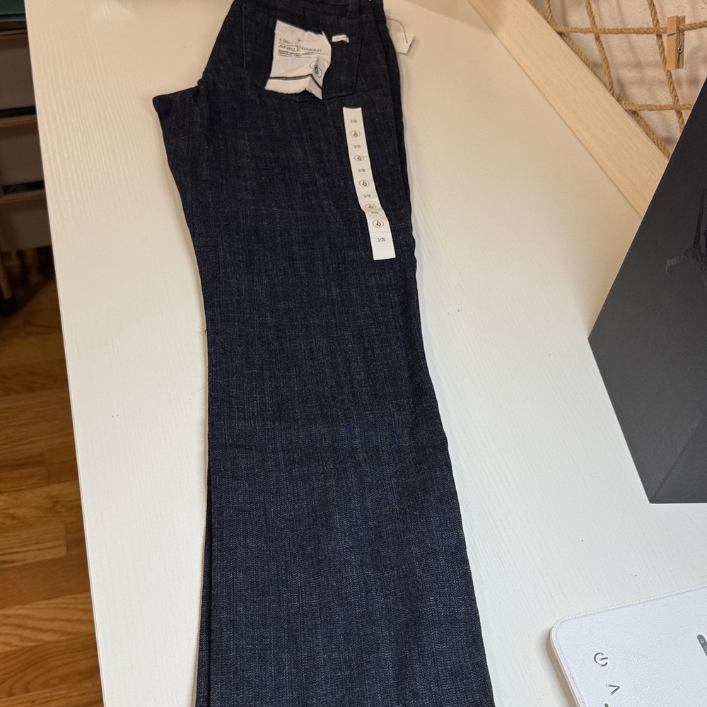 NWT. Volcom straight jeans 👖